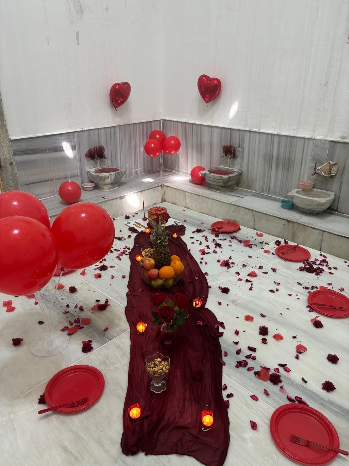 Gelin hamamı için balonlar, süslemeler ve meyve ikramıyla hazırlanmış hamam göbek taşı