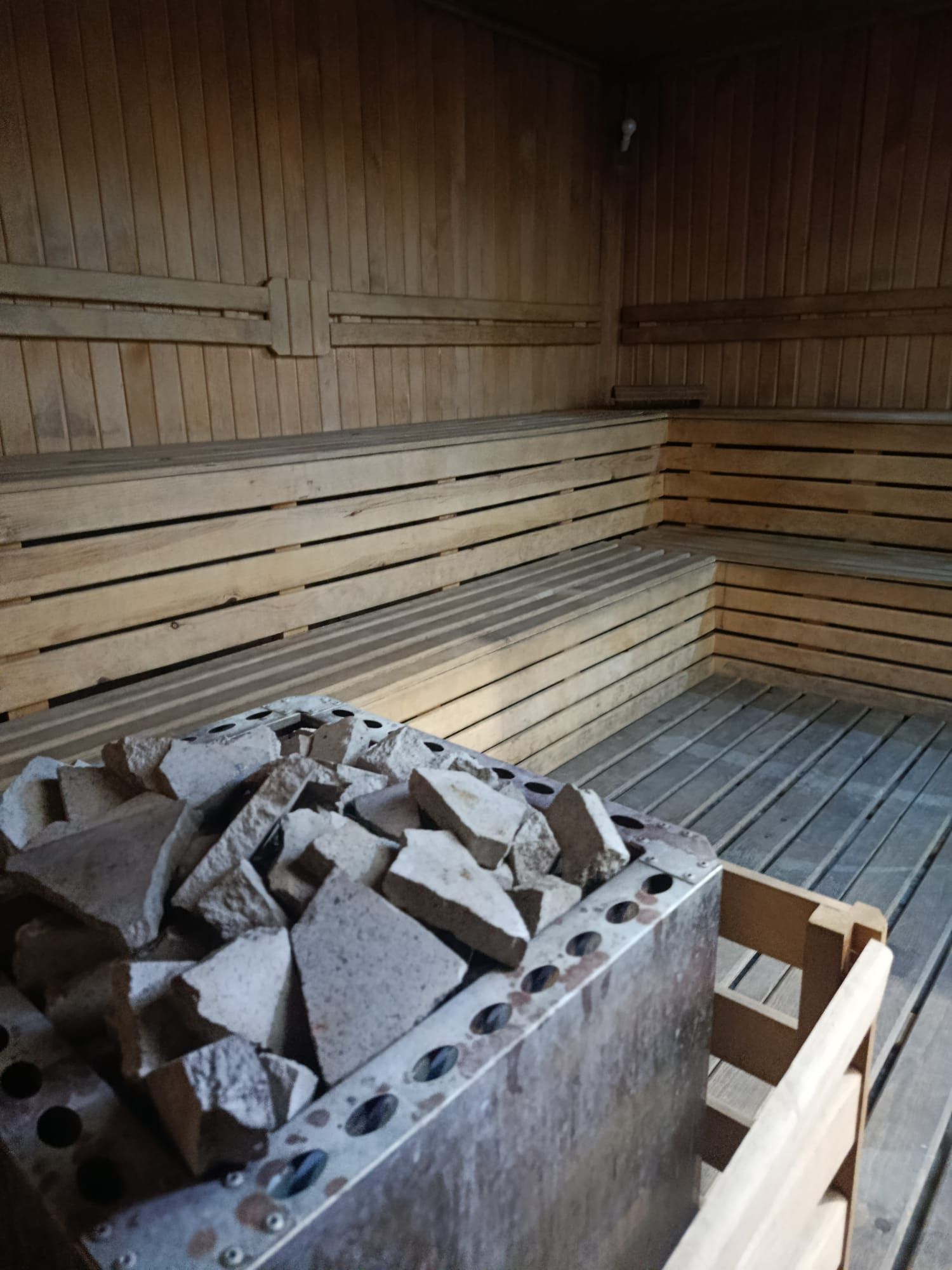 Sultan Hamam Spa'nın ahşap kaplı kuru saunası